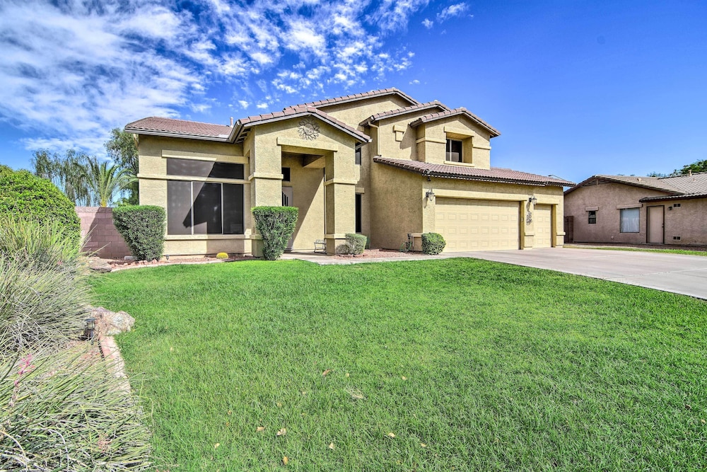 Private Pool & Hot Tub: Southeast Gilbert Home