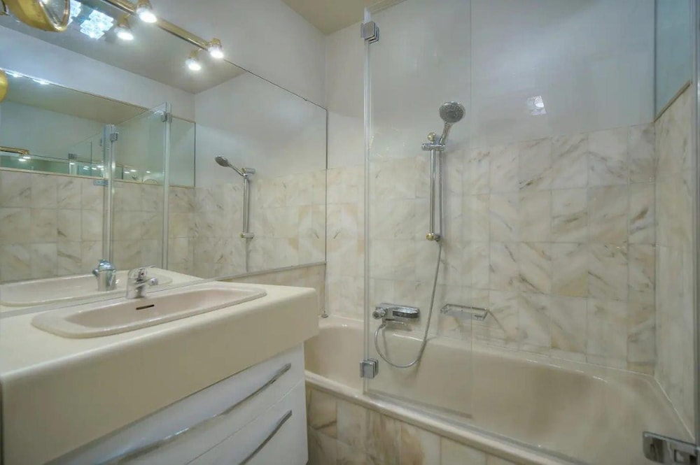 One Bed Apt in the Center of Cannes - 2198