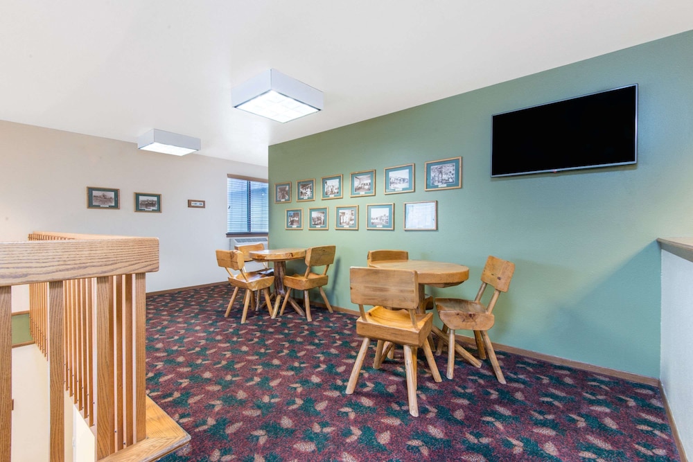 Buffalo Vacations - Super 8 by Wyndham Buffalo - Property Image 2