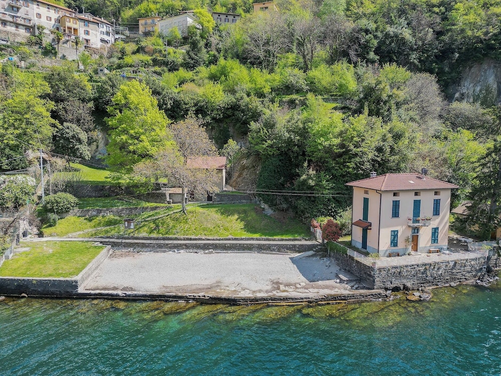 Deriva Apartment on Careno's Beach by Rent all Como