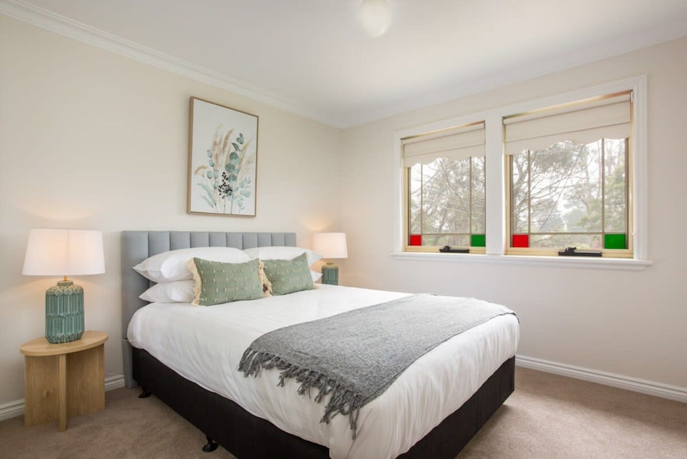 Stunning Katoomba Home With Lush Garden&playground