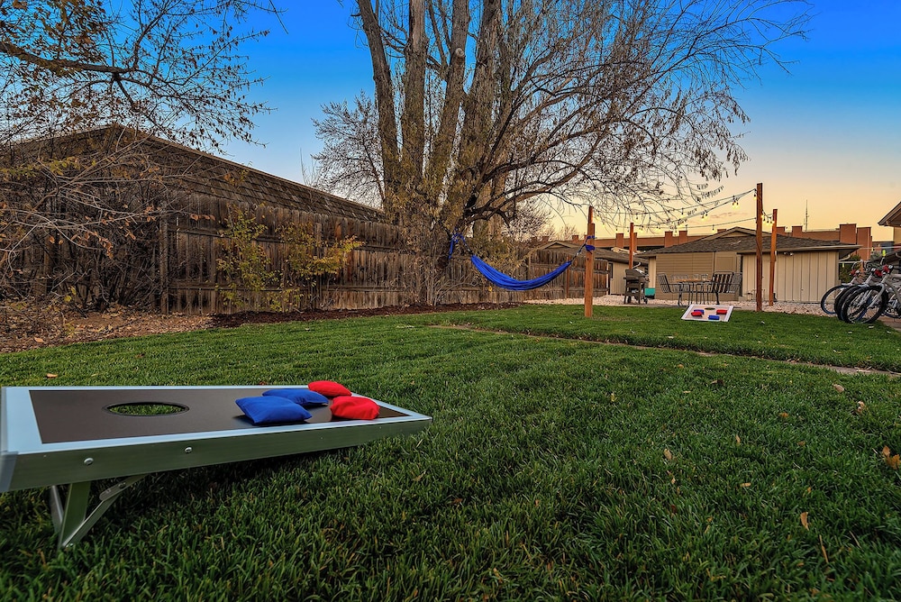 Orchard Flats Perfect Group Stay w/ Yard and BBQ