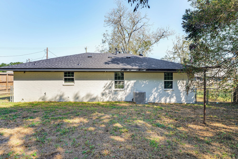 Walk to Town: Home w/ Yard in Brenham!