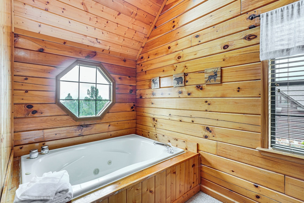Hot Tub & Game Room: Sevierville Family Cabin!