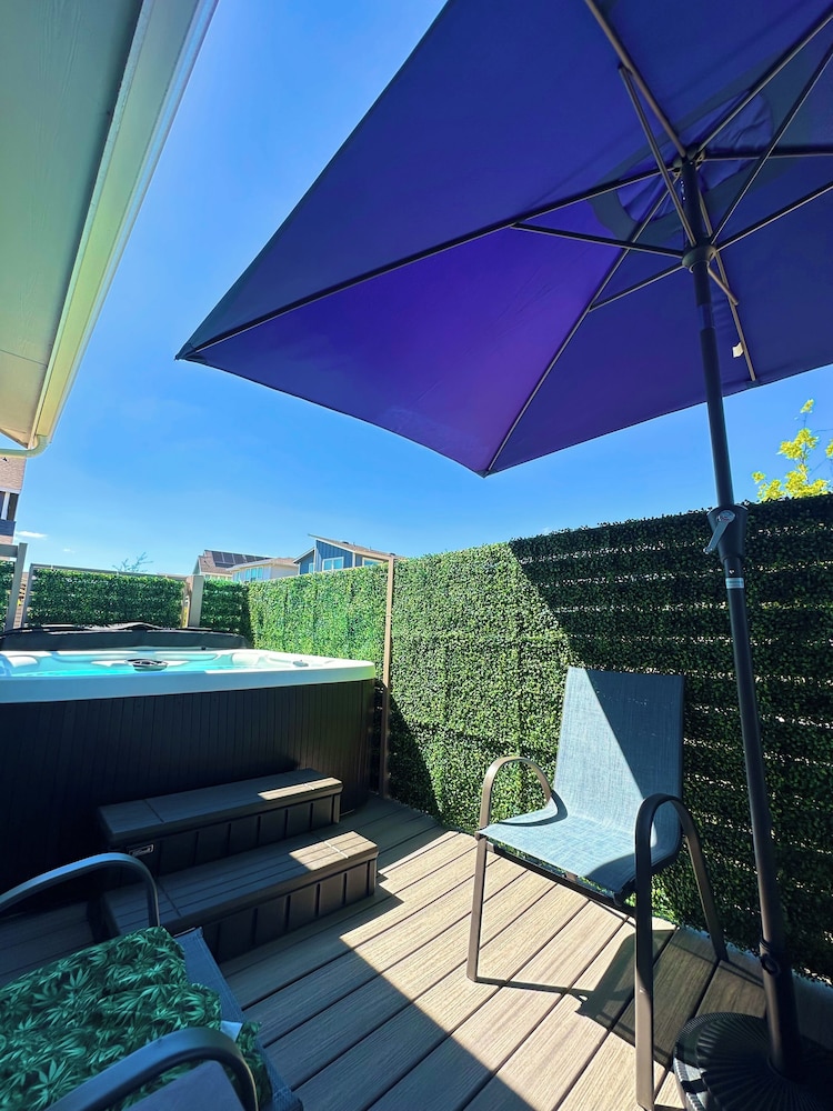 Luxury 2S Condo Hot Tub Gym Pool Airport