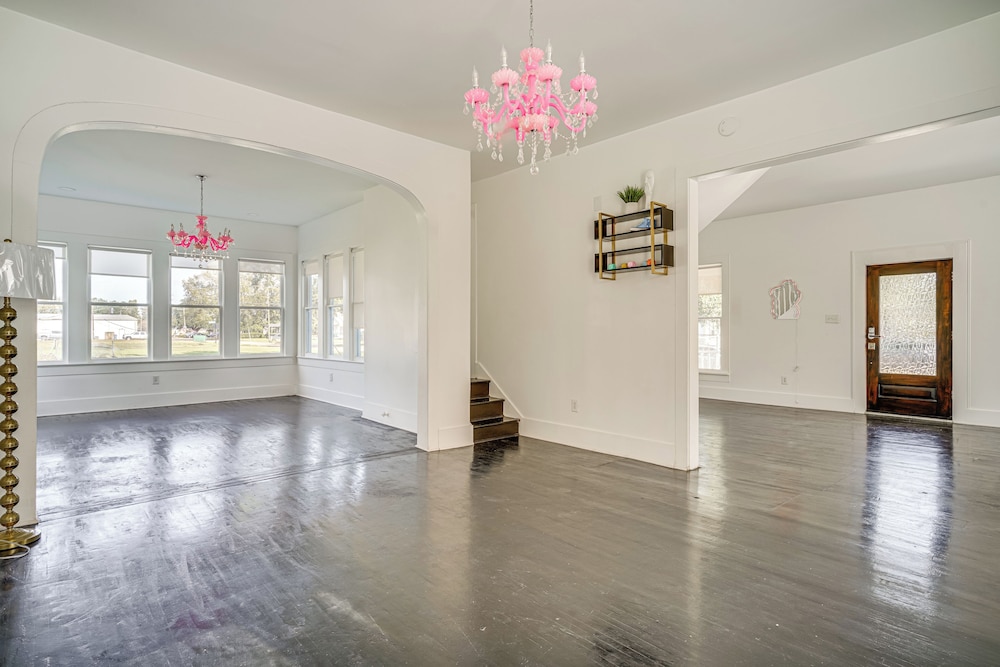 2 Mi to Gator Chateau: Vibrant Home w/ Balcony