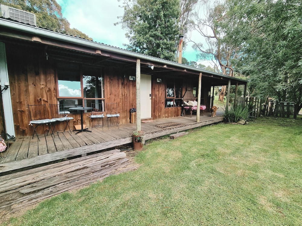 Rustic Country Lane Farmhouse in Lysterfield