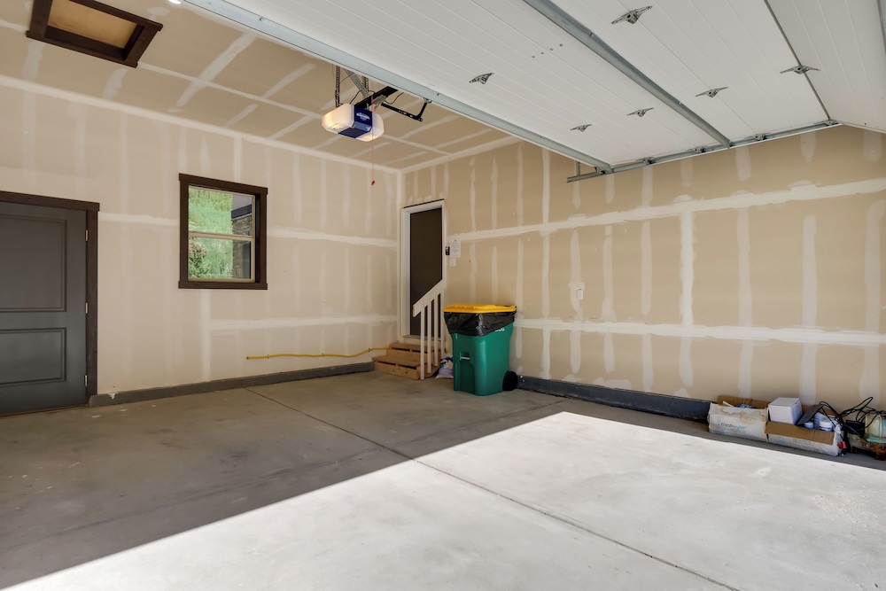 Hot Tub, Pool Table & Fireplaces: Blue River Gem