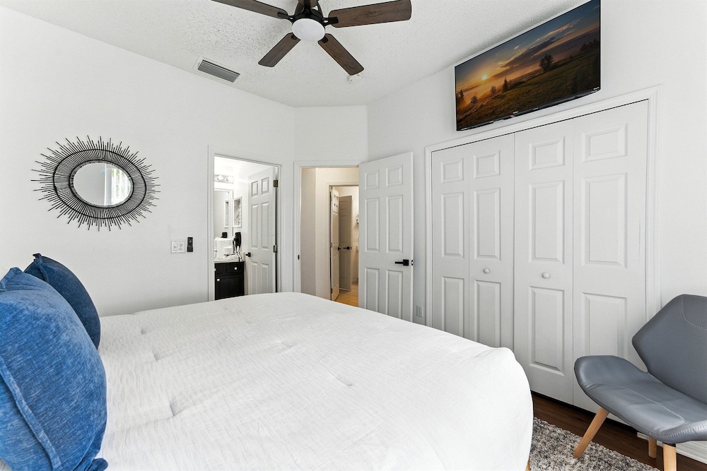 Carpet-free 4BR w/ Pool, 2 Master Bds, Near Disney
