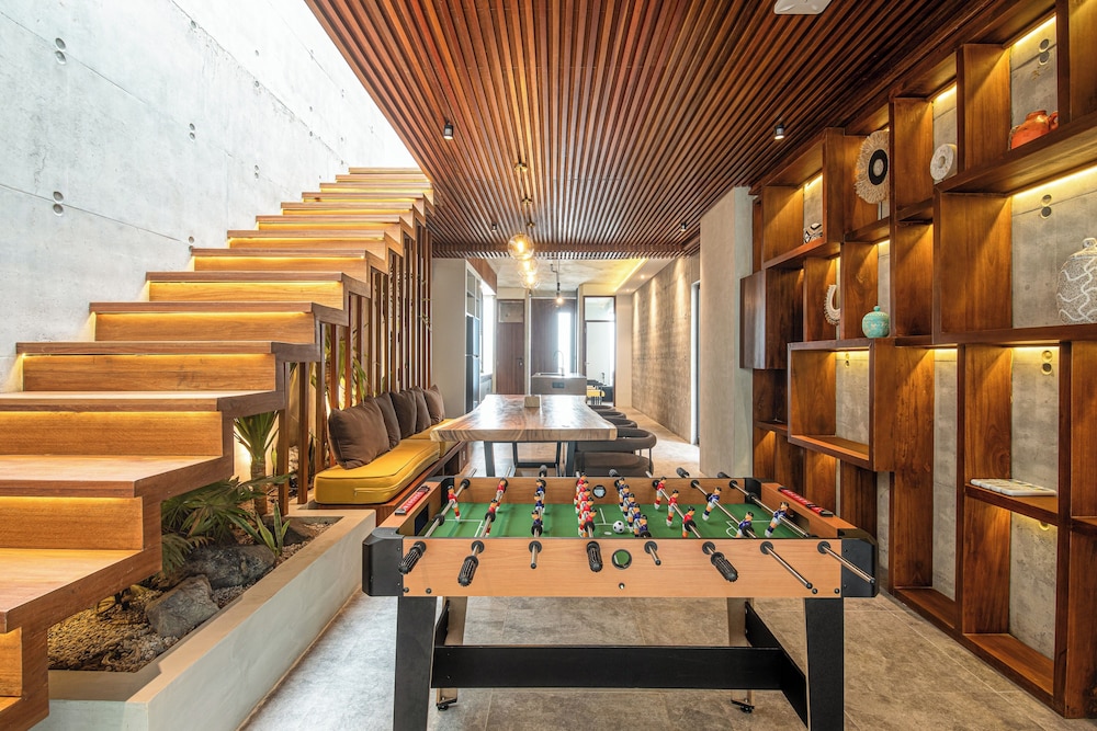 Modern 4BR Canggu Retreat Just 8mins to the Beach