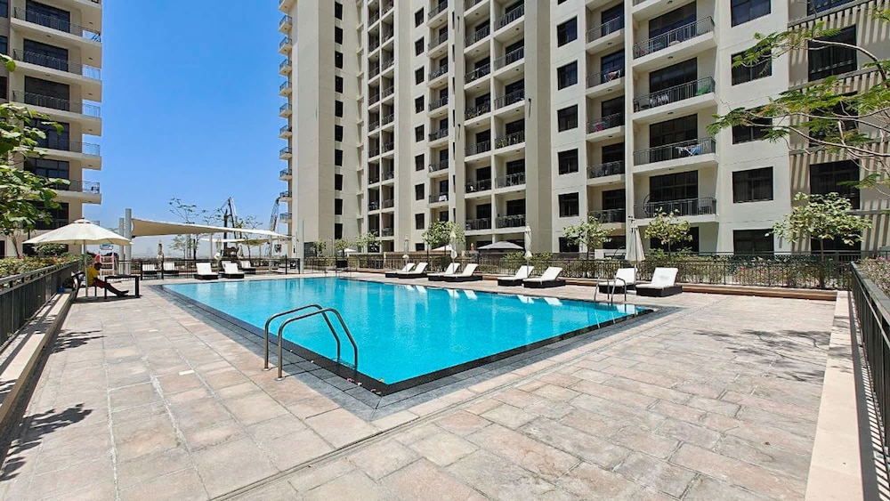 Stunning 1 BR With Pool View in Rawda Apartments
