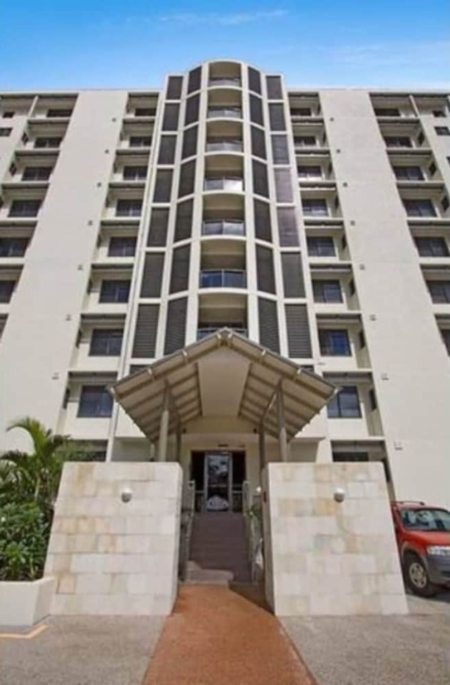 Zen Ocean Charm 3BR Luxury W Front Apt Pool BBQ - Image 3