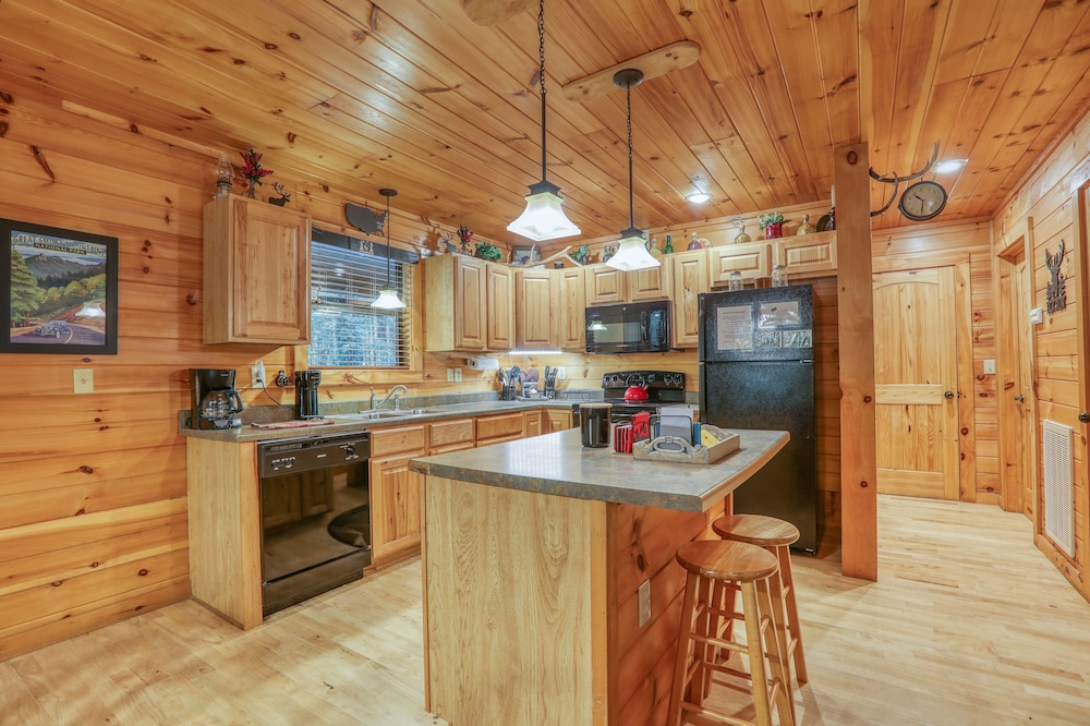 Elk Run On Cosby Creek - 2 Bedrooms, 2 Baths, Sleeps 7 Cabin by RedAwning