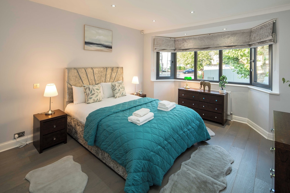 Luxurious 6-bed House With Pool and Free Parking