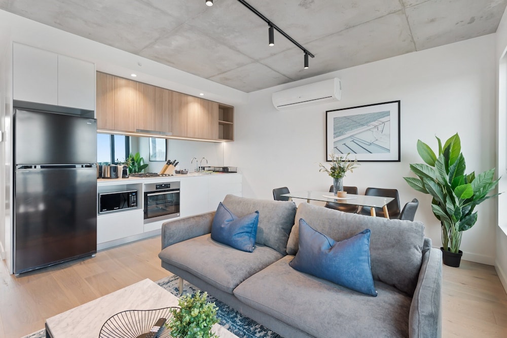 Sophisticated 2-bed With Bay Views & Amenities