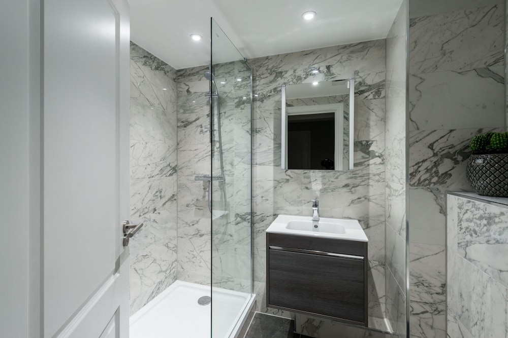 The Carlyle - Elegant Serviced Apartments