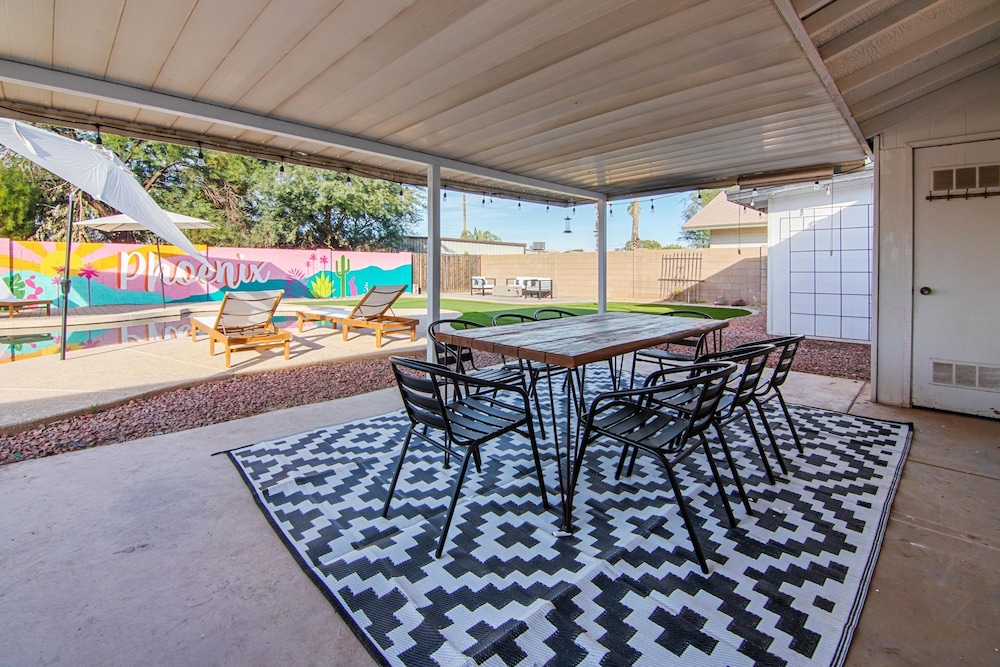 Karen in Phoenix With 4 Bedrooms and 2 Bathrooms