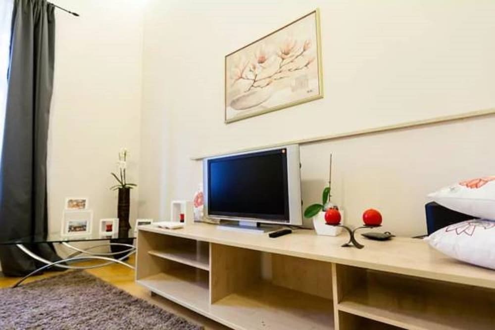 2 Bedroom Apartment near Town Hall