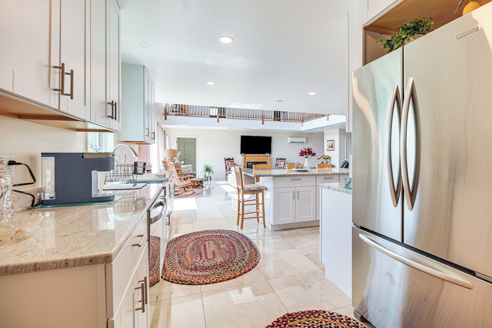 Grill Out, Play Pool: Huge Home on Lake Champlain!