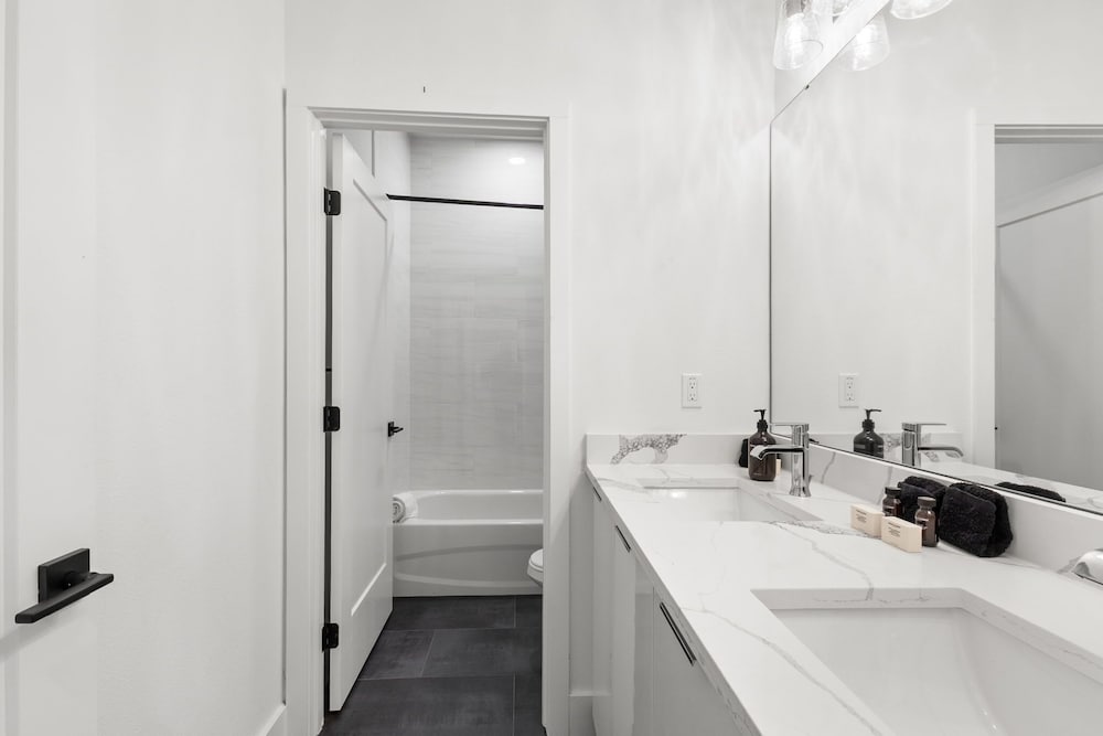 NEW Casa Sol Casa Cielo - Luxurious Newly Built Tampa Townhouses In Prime Location