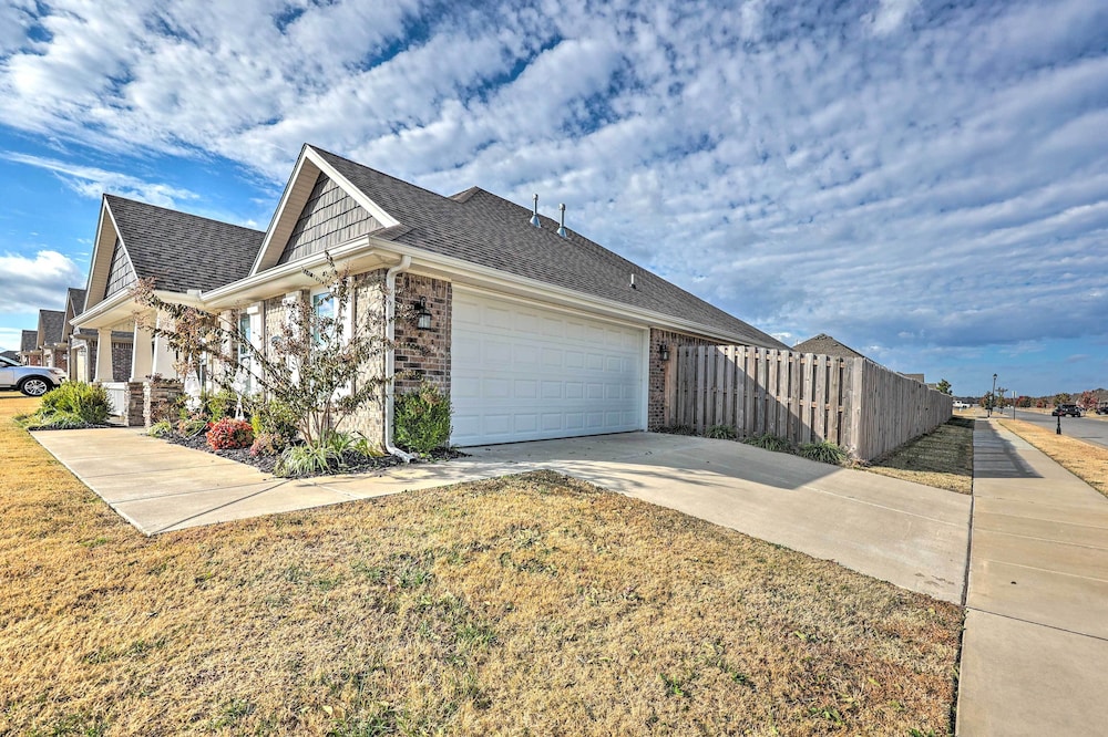 Fayetteville Home: Near University & Biking Trails view 5