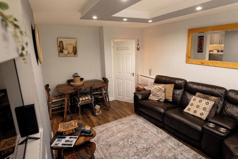 Beautiful Wythenshawe Home Near Airport With Garden & Parking Sleeps 5