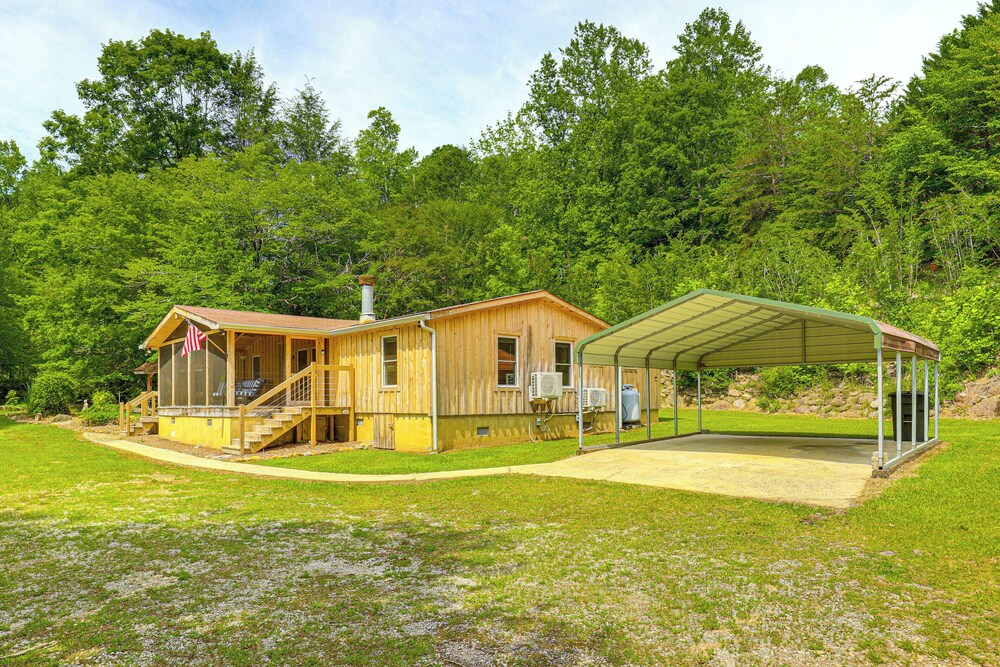 On-site Pond & Creek: Serene Cabin by Caesars Head