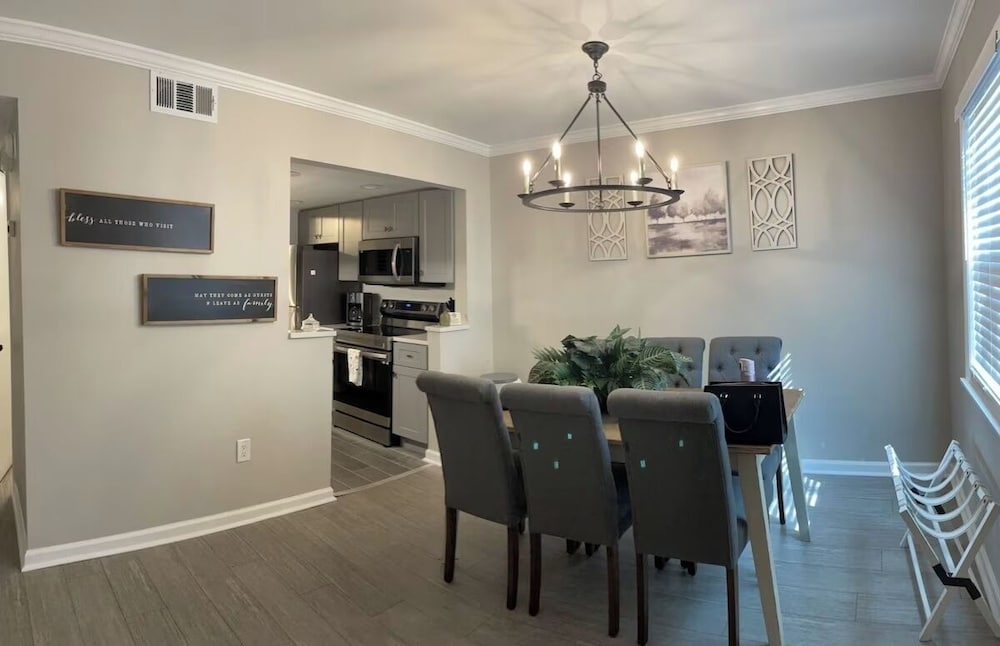 Bright 2BR Townhome Pool & Beach Minutes Away