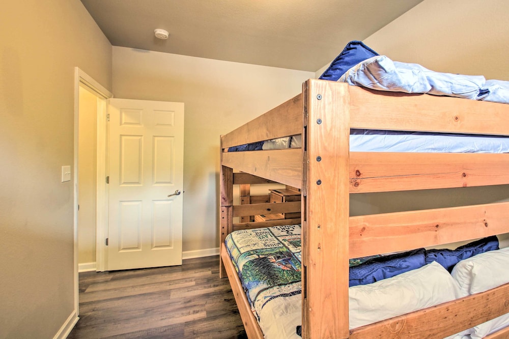 Balcony & Boat Slip: Lakefront Unit in Hot Springs view 3