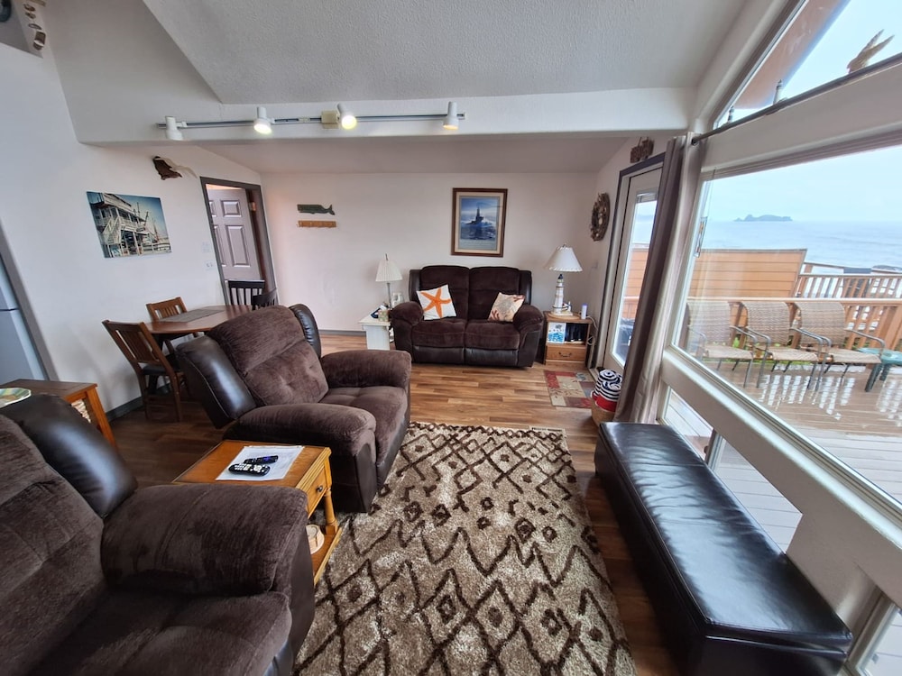 Ocean Front Cabin 14 w Jacuzzi Gorgeous Views