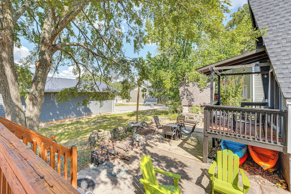 Cozy Cabin w/ Deck & Boat Launch Access in Lampe!