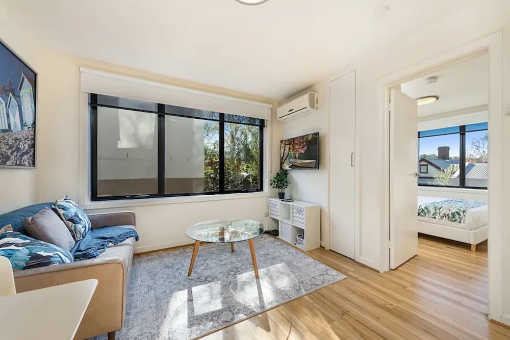 Prime Location 1 Bedroom Apartment Near MCG With Parking