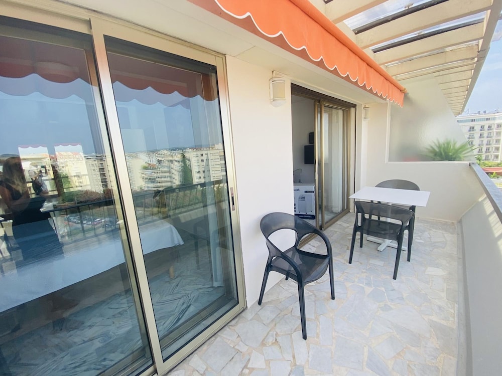 Stylish one Bedroom Apartment in Central Cannes Just off the Croisette and Near Beaches - 680