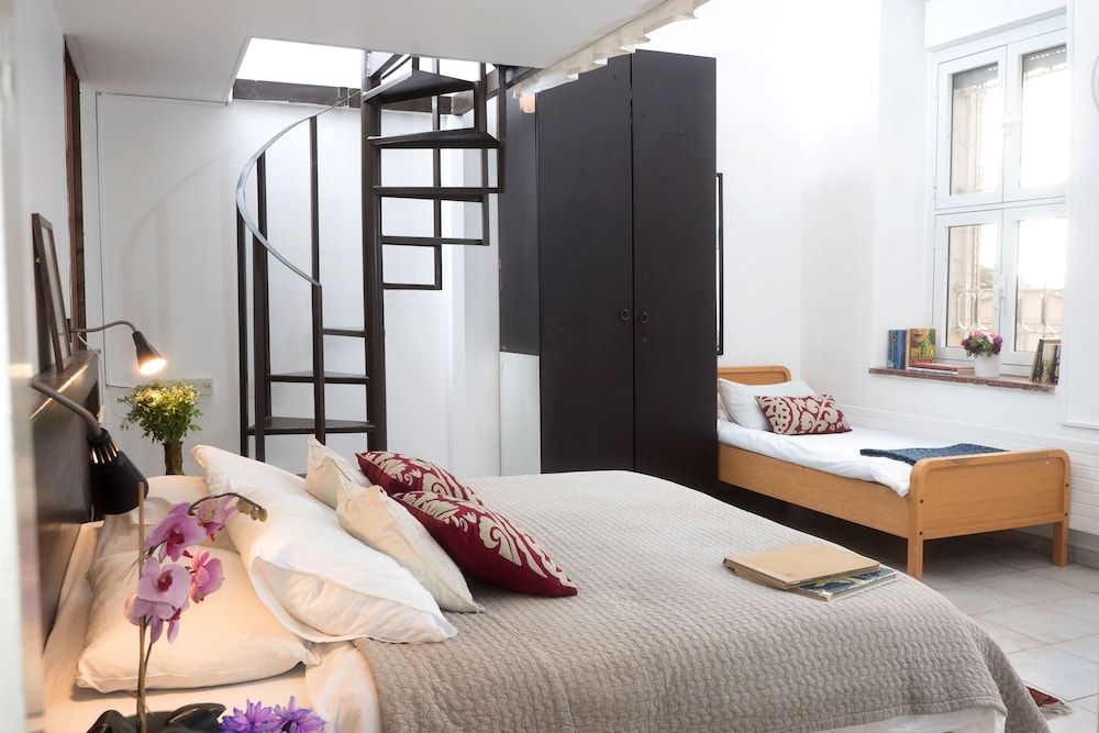 Allenby 2 Bed & Breakfast