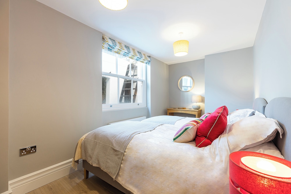 JOIVY Gorgeous 3-bed maisonette in Westbourne Green with patio