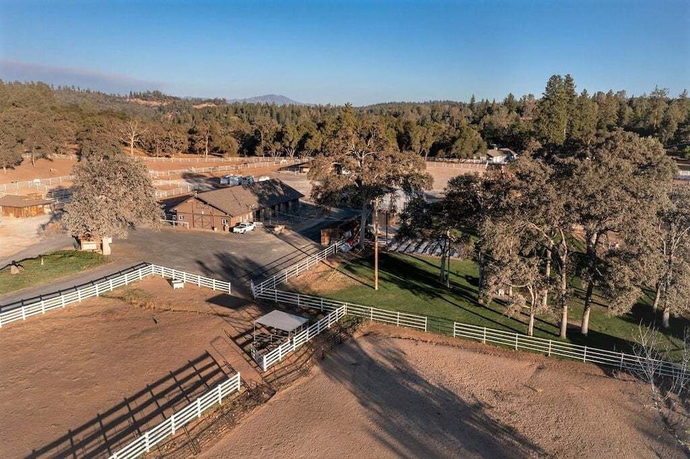 Lincoln Lodge 2 Bedroom Cabin by Yosemite Region Resorts