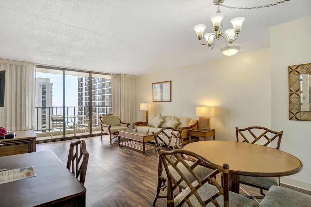 Waikiki Banyan - Ocean View Tower 2 Suite 3214 view 4