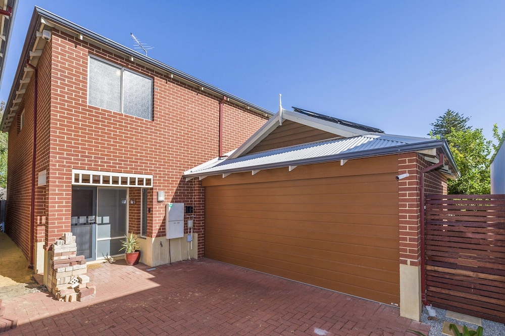 Stylish 3-bed Townhouse With Courtyard & BBQ