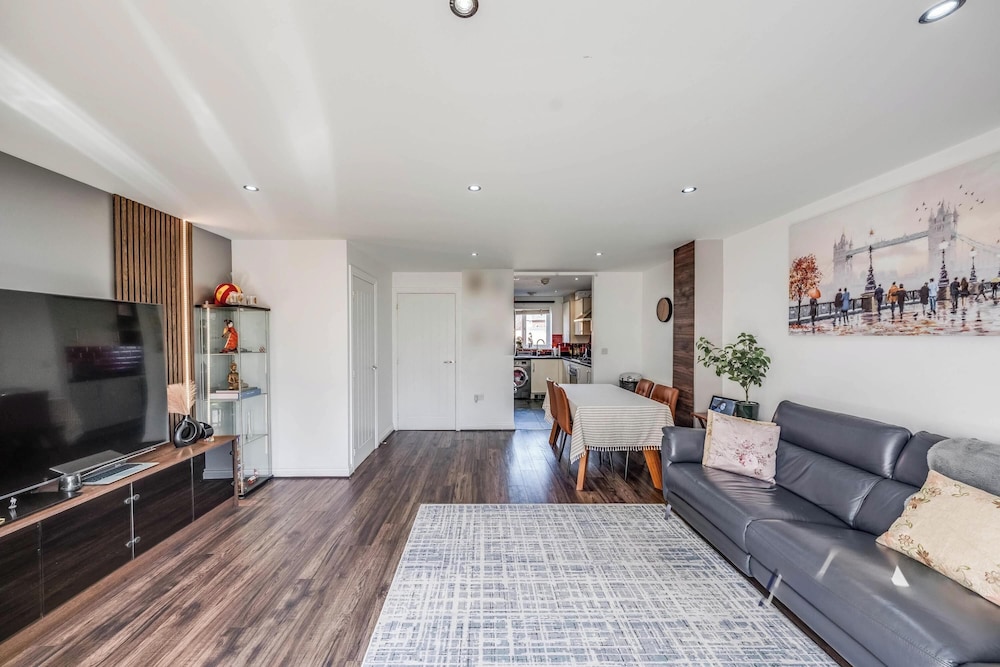 Dartford 3-bed House, Sleeps 7, 10 Mins to Station