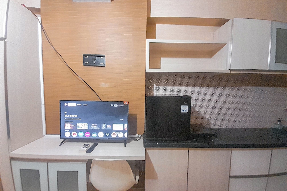 Homey Studio Apartment At Easton Park Residence Jatinangor