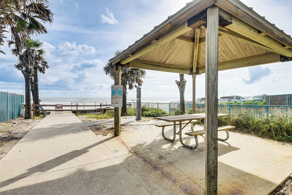 Steps to Ocean, Pool Access! Daytona Beach Gem