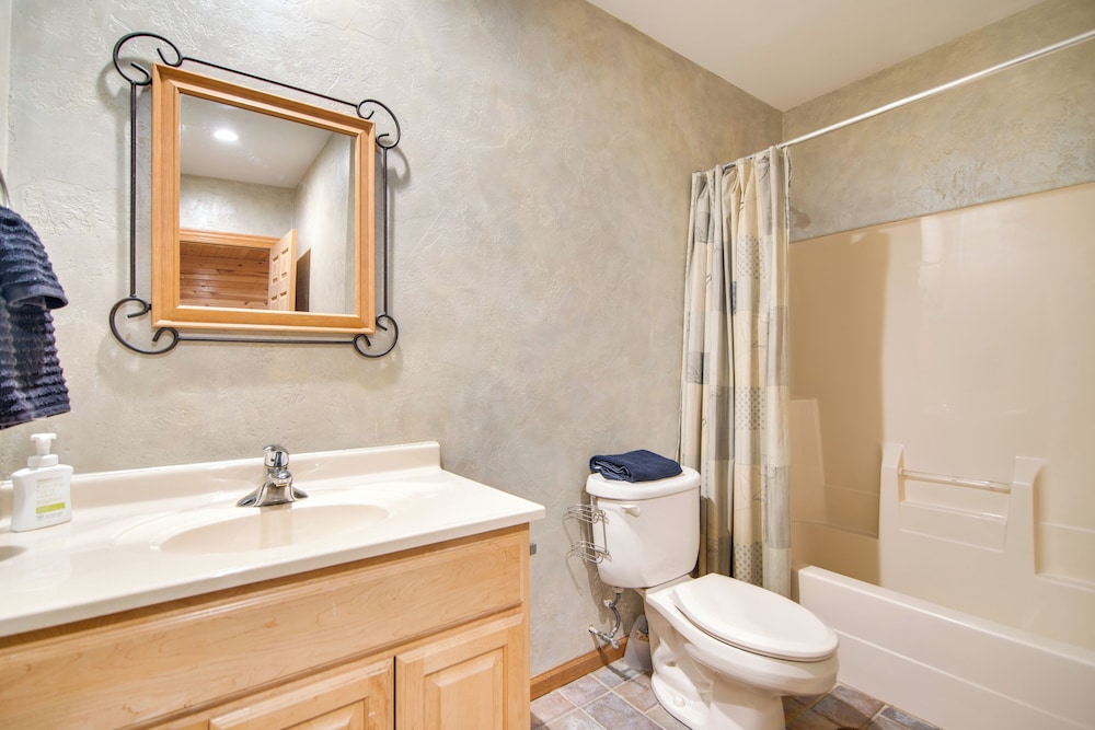 Hot Tub & Sauna: Hoffman Estates Villa in Elgin!