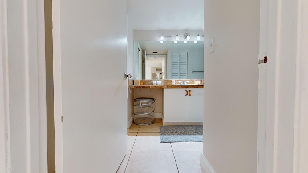 Lux Condo at Yacht Club 10min from Beach