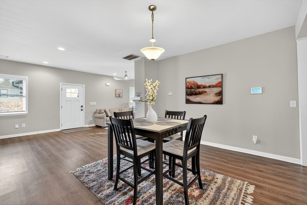 Spacious 4br Mozley Park Home With Fenced Yard 4 Bedroom Home