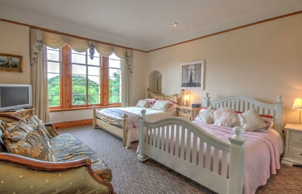 Stunning 5-bed House in Inverness view 2