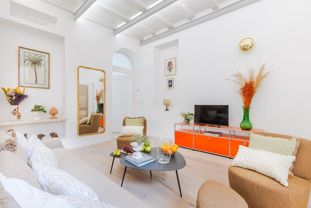 Casa Joyce in Lucca With 1 Bedrooms and 1 Bathrooms