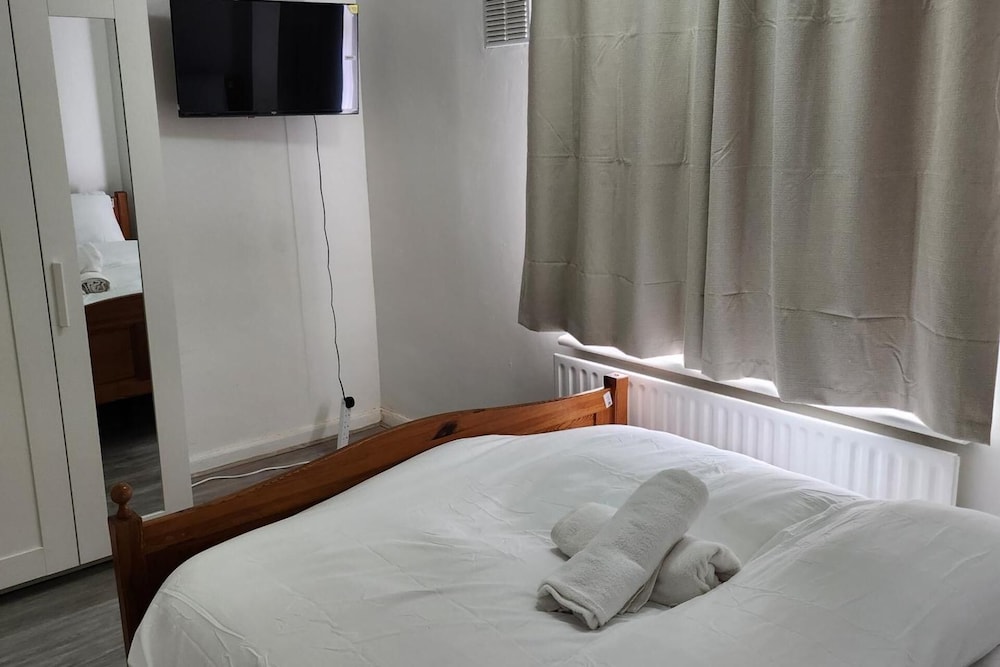 Cosy Dagenham Retreat for Family