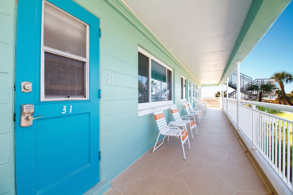 Tropic Terrace #31 - Beachfront Rental 1 Bedroom Condo by RedAwning view 4