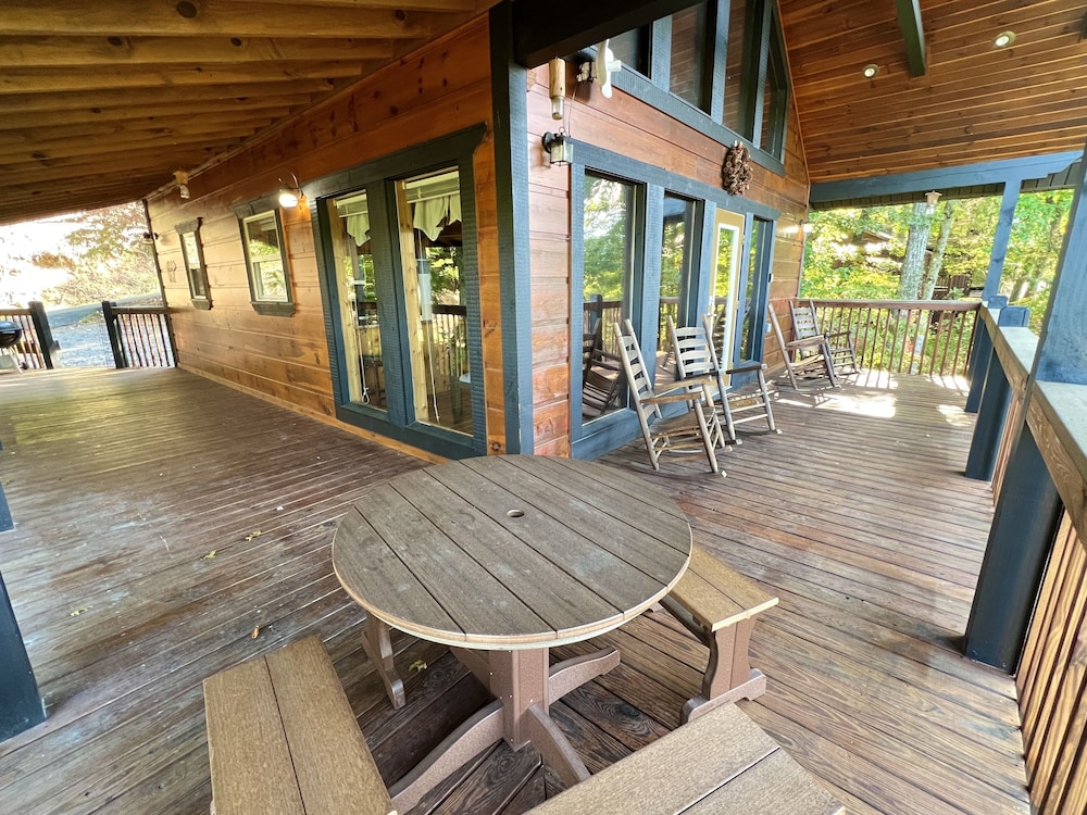 Picture Perfect 2 Bedroom Cabin by RedAwning - Property Image 12