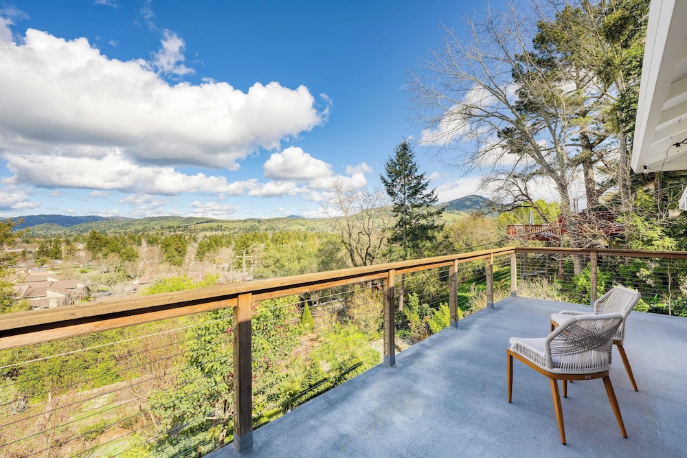 Modern Sonoma Stay w/ Spacious Deck, Views & Prime Location Bennett